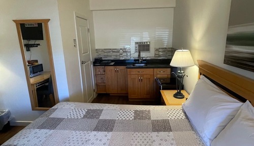 Deluxe Room, 1 Bedroom, Kitchenette, Mountain View