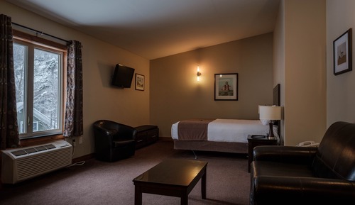 Deluxe Inn Suite