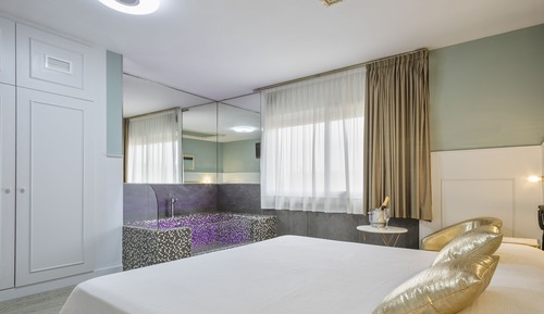 Superior Suite, 1 Queen Bed, Jetted Tub