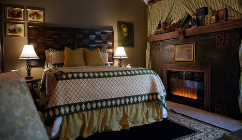 Deluxe Room, 1 Queen Bed, Bathtub