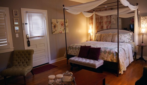 Romantic Room, 1 Bedroom, Refrigerator & Microwave, Courtyard View