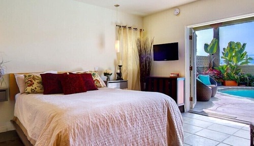 Room 9 Poolside Studio 