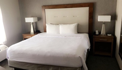 Suite, 1 King Bed, Accessible, Non Smoking
