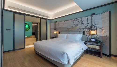 Executive Suite, 1 King Bed, Non Smoking, City View