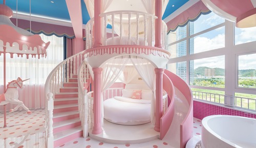 Pink dream castle room (fantasy castle + carousel + 2 round beds of 2 meters)