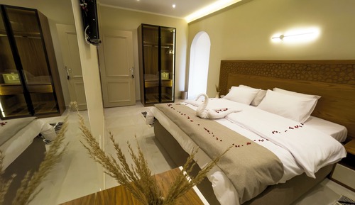 Luxury Suite, Balcony, Mountain View