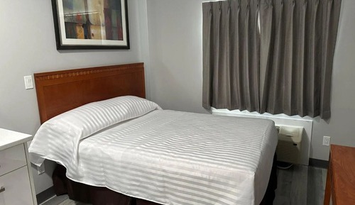 1 Queen Bed Without Kitchen ( 2 Adult )