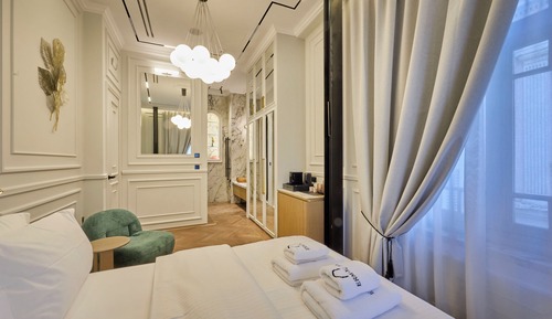 Deluxe Suite, City View