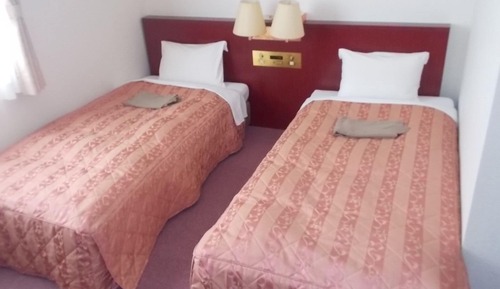 Twin Room, Smoking