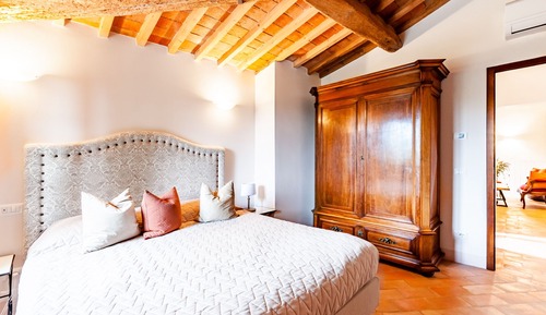 Romantic Apartment, Hill View