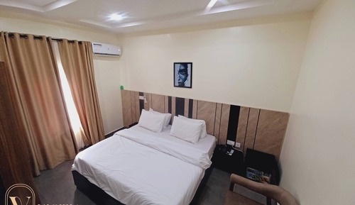 Basic Suite, City View