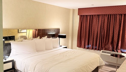Deluxe Room, 1 King Bed
