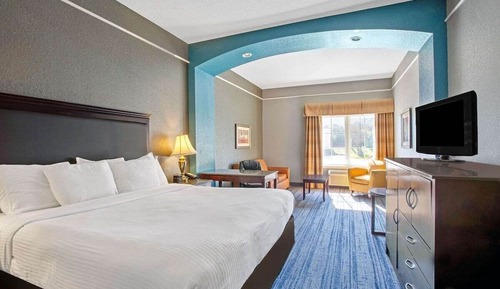 Deluxe Room, 1 King Bed, Mobility Accessible, Non Smoking