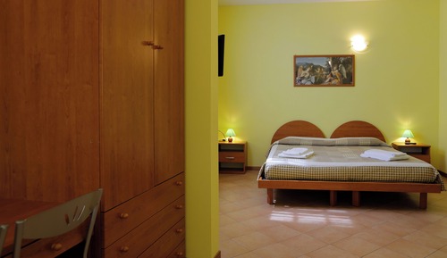 Classic Triple Room, Hill View