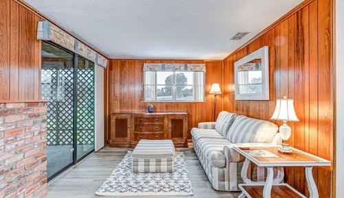 Family House, Lake View