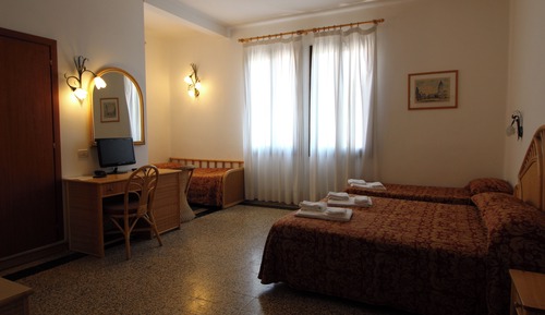 Classic Quadruple Room, City View