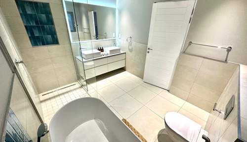 Deluxe Room, 1 King Bed, Private Bathroom, Corner