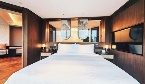 270-Degree Deluxe Landscape Diamond Family Suite