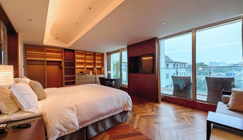Deluxe Landscape Terrace King Bed Room