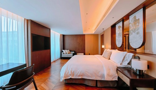 Deluxe Landscape King Bed Room