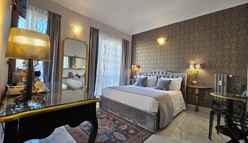 Deluxe Room, 1 Queen Bed, Private Bathroom