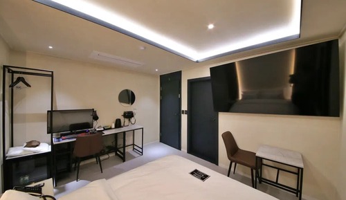 Basic Single Room, 1 Queen Bed, Non Smoking, Pets Not Allowed