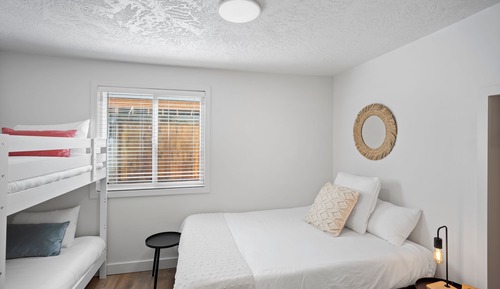 Comfort Suite, Private Bathroom, River View (Unit 7- Skutz)