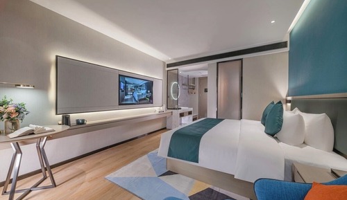 Panoramic Room, City View