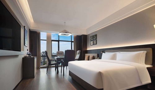 Room, 1 King Bed, Smoking (Mahjong)