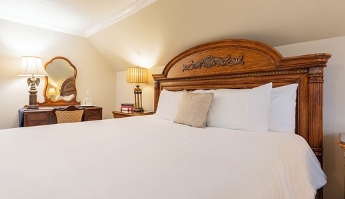Deluxe Room, 1 King Bed, Private Bathroom