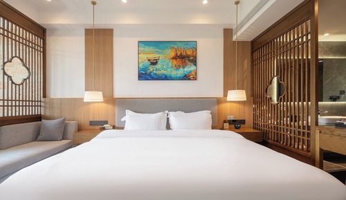 Signature Suite, Hill View