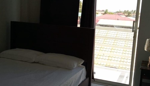 Comfort Room, Courtyard View