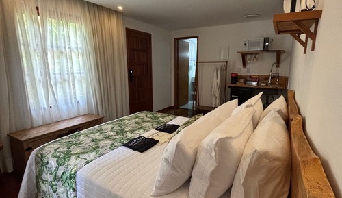 Deluxe Suite, 1 Queen Bed, Private Bathroom