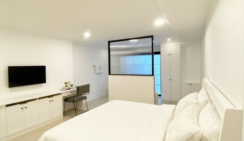 Deluxe Room, 1 King Bed, Non Smoking, Private Bathroom