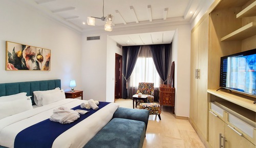 Signature Suite, 1 King Bed, Pool Access, Garden View