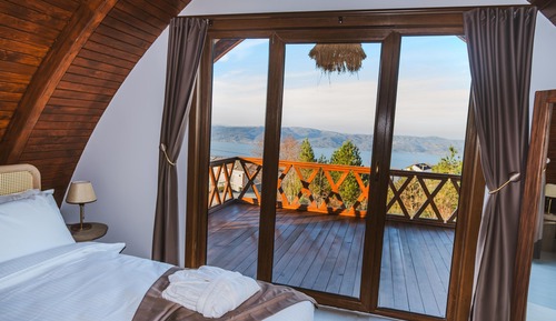 Bungalow, Lake View