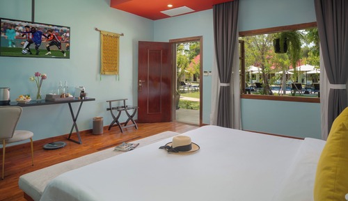 Junior Suite, 1 King Bed with Sofa bed, Bathtub, Pool View