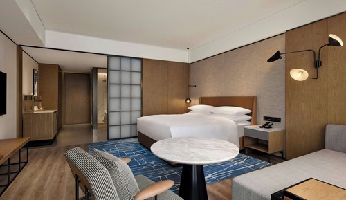 Club Room, 1 King Bed, Bay View