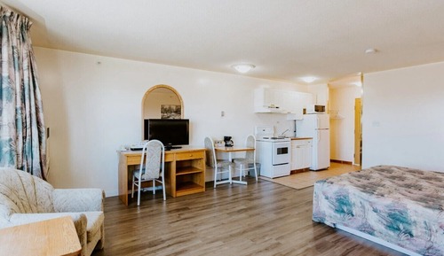 Single Room, 1 King Bed, Kitchenette