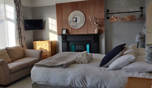 Superior Double Room, 1 Queen Bed, Private Bathroom, Partial Sea View