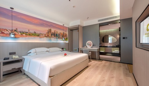 Business Suite, City View