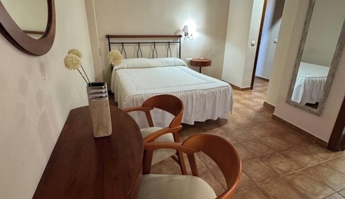 Comfort Room, 1 Queen Bed, Courtyard View