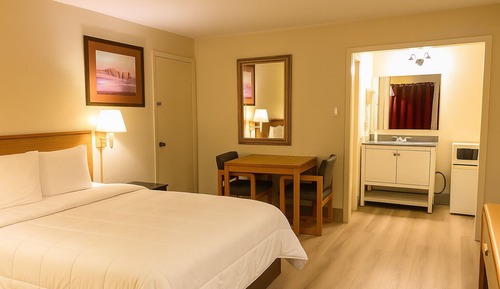 Basic Single Room, 1 King Bed, Kitchenette