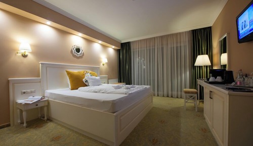 Deluxe Apartment, Pool View