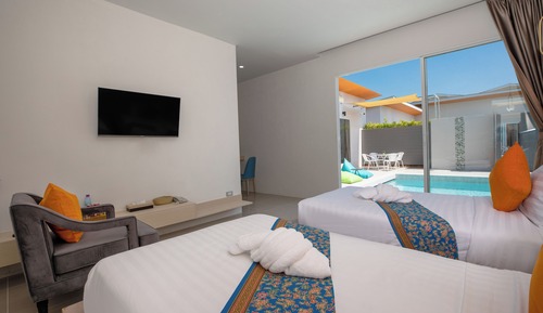 Deluxe twin room with pool access