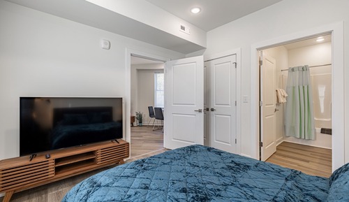 Corner unit 1-bed Apt., 2nd level, Sunnyside, TH08