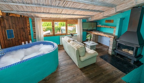 Deluxe Room, 1 Queen Bed, Private Bathroom, Garden View