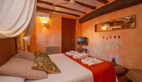 Comfort Room, 1 Queen Bed, Courtyard View