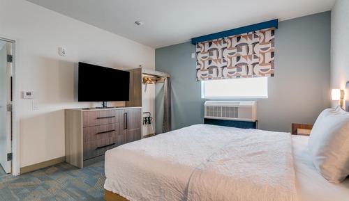 Suite, 1 King Bed, Accessible, Bathtub