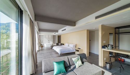 Design Suite, 1 King Bed, Valley View